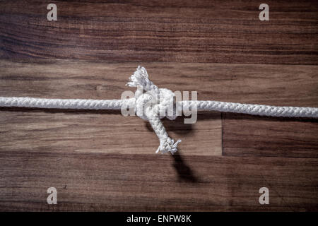 Carrick Bend nodo con una corda bianca. Foto Stock
