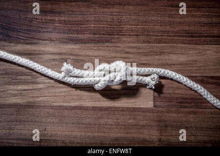 La figura 8 nodo con corda bianca Foto Stock