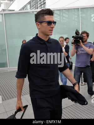 Monaco di Baviera, Germania. 05 Maggio, 2015. Robert Lewandowski del FC Bayern Monaco prima di un volo a Barcellona, Spagna all'aeroporto di Monaco di Baviera, Germania, 05 maggio 2015. Il Bayern Monaco di Baviera si affaccia il FC Barcelona in Champions League semifinali prima gamba corrisponde il 06 maggio 2015. Foto: PETER KNEFFEL/dpa/Alamy Live News Foto Stock