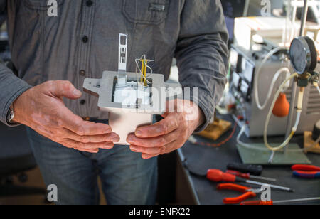 Il tecnico Jürgen Graeser dall'Osservatorio atmosferica del AWIPEV Base di ricerca in Ny-Alesund su Spitsbergen, Norvegia, 09 aprile 2015. Si prepara un combinato di ozono e radio sonda per la misurazione di volo su un palloncino. La data misurati sono registrati durante il volo in heigths di più di trenta chilometri e quindi inviato alla stazione di ricerca. Foto: Jens Büttner/dpa Foto Stock