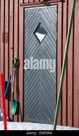 Spitsbergen, Norvegia. 09Apr, 2015. Una Pala da neve presso la porta di ingresso del Kings Bay statoin ricerca in Ny-Alesund su Spitsbergen, Norvegia, 09 aprile 2015. Foto: Jens Büttner/dpa/Alamy Live News Foto Stock