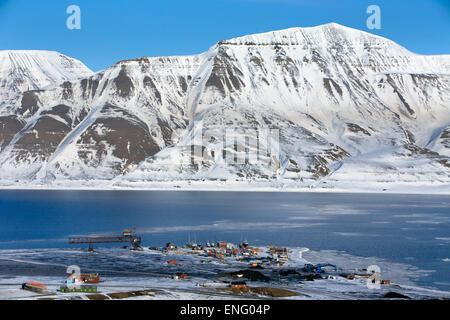 Le montagne ricoperte di neve sul Isfjorden e la piccola industria porto di Longyearbyen, fotografato dall ingresso della international gene bank Svalbard Global Seed Vault (SGSV) vicino a Longyearbyen su Spitsbergen, Norvegia, 08 aprile 2015. Foto: Jens Büttner Foto Stock