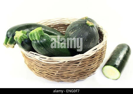 Verde, materie zucchine davanti a uno sfondo bianco Foto Stock