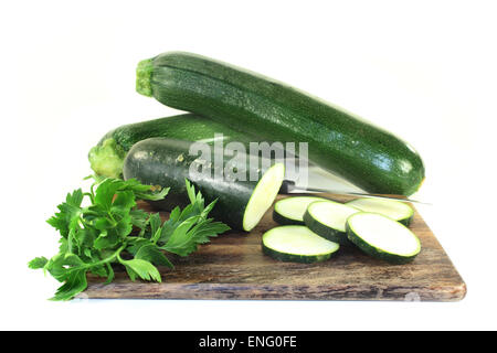 Verde, materie zucchine davanti a uno sfondo bianco Foto Stock