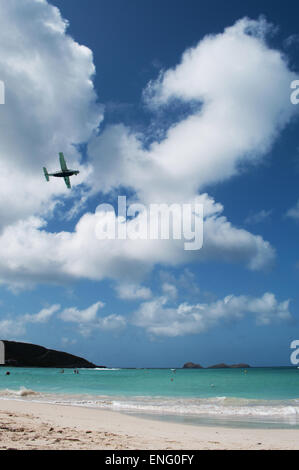 Saint-Barthélemy, dei Caraibi: un aereo decollare da Gustavo III Aeroporto e volare su Saint Jean beach Foto Stock