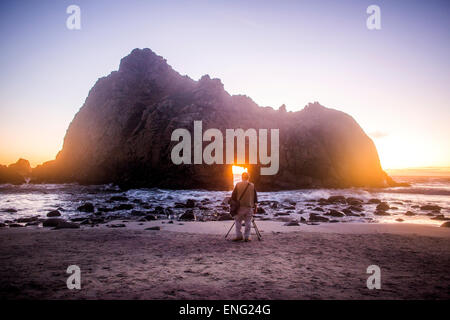 Fotografare fotografo rock formazione sulla spiaggia, Big Sur, California, Stati Uniti Foto Stock