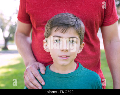 Close up di soggetti di razza caucasica padre e figlio in posizione di parcheggio Foto Stock