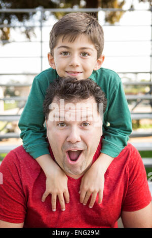 Caucasian padre e figlio giocando sulle gradinate Foto Stock