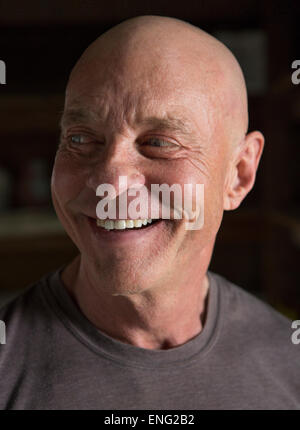 In prossimità della faccia sorridente di vecchio uomo caucasico Foto Stock