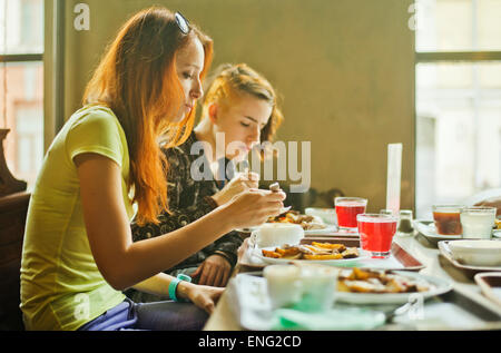 Donne caucasici mangiare nella sala da pranzo Foto Stock