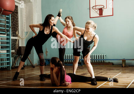 Ballerini caucasica stretching in palestra Foto Stock