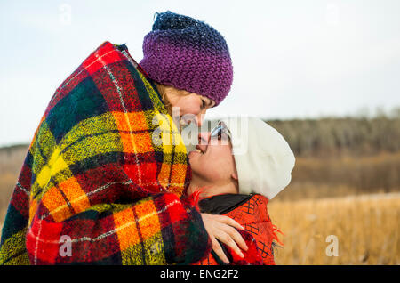 Caucasian giovane avvolto in coperte all'aperto Foto Stock