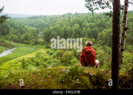 Uomo caucasico ammirando scenic vista dalla collina rurale Foto Stock