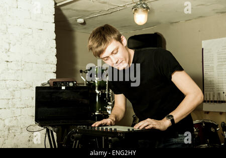 Uomo caucasico sintetizzatore di riproduzione in rock band Foto Stock