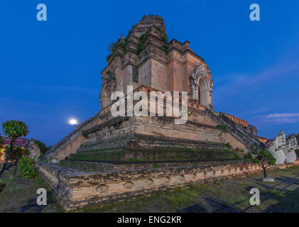 Ornato tempio sulla collina sotto il cielo notturno di Chiang Mai e Chiang Mai, Thailandia Foto Stock