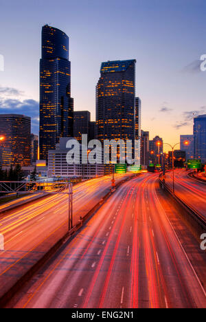 Una lunga esposizione vista della circolazione su strada urbana, Seattle, Washington, Stati Uniti Foto Stock