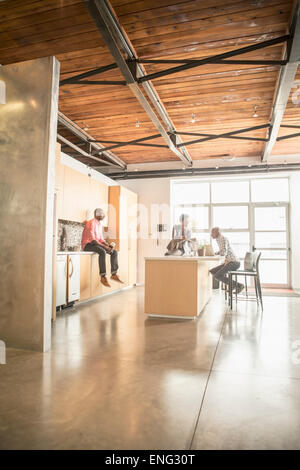 La gente di affari rilassante nella cucina di office Foto Stock