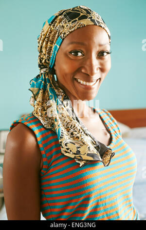 Sorridente americano africano donna che indossa velo Foto Stock