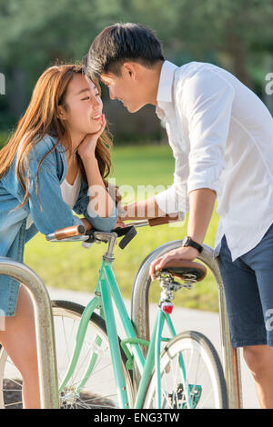 Coppia coreana bicicletta di bloccaggio a cremagliera in posizione di parcheggio Foto Stock