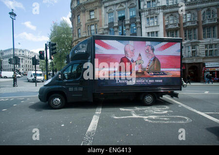 Westminster, Londra, Regno Unito. Il 5 maggio 2015. Una campagna di manifesti su un media van mostra pub il locatore al Murray che è in piedi a livello generale come candidato alle elezioni per (FUKP) Libero Regno Unito partito nel sud Thanet circoscrizione impegnativo Nigel Farage di UKIP a una bevanda © amer ghazzal/Alamy Live News Credito: amer ghazzal/Alamy Live News Foto Stock