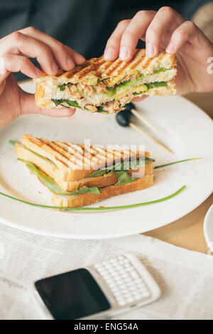 Close up uomo mangiare panino Foto Stock