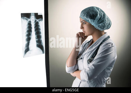 Immagine di donna attraente medico cerchi a raggi x risultati Foto Stock