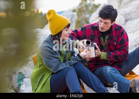 Accoppiare la condivisione del caffè su formazioni rocciose Foto Stock