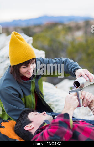 Accoppiare la condivisione del caffè su formazioni rocciose Foto Stock