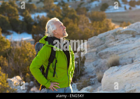 Vecchio uomo in piedi sul telecomando formazioni rocciose Foto Stock