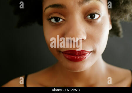 Close up nero donna smirking Foto Stock