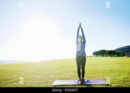 African American donna a praticare yoga in posizione di parcheggio Foto Stock