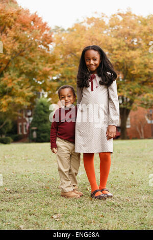 African American fratello e sorella e sorridente in posizione di parcheggio Foto Stock