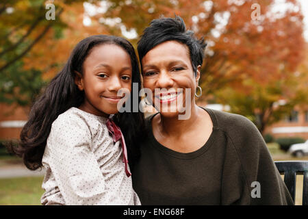 Close up americano africano madre e figlia sorridente Foto Stock