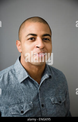 In prossimità della faccia sorridente di razza mista uomo Foto Stock