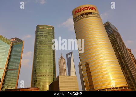 Grattacieli di Lujiazui, il distretto finanziario di Pudong, Shanghai, Cina, viste attraverso il Fiume Huangpu. Foto Stock