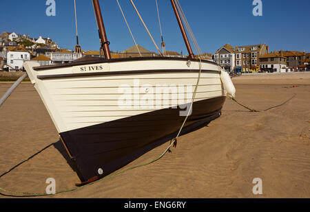 La pesca in barca nel porto, visto che con la bassa marea, in St Ives, Cornwall, Gran Bretagna. Foto Stock