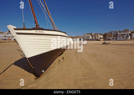 La pesca in barca nel porto, visto che con la bassa marea, in St Ives, Cornwall, Gran Bretagna. Foto Stock