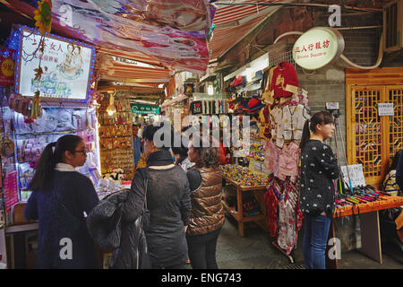 Gli stretti vicoli che caratterizzano Tianzifang, la vecchia concessione francese Area, ora una attrazione turistica, in Cina a Shanghai. Foto Stock