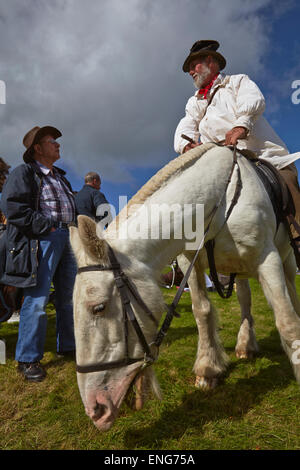 Un uomo giocando lo zio Tom Cobley carattere, alla Fiera Widecombe, Widecombe, Parco Nazionale di Dartmoor, Devon, Gran Bretagna. Foto Stock