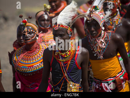 Rendille e Turkana tribù ballare insieme durante un festival, Lago Turkana, Loiyangalani, Kenya Foto Stock