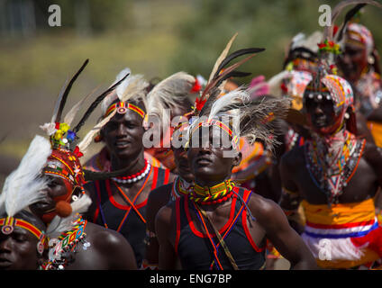 Rendille e Turkana tribù ballare insieme durante un festival, Lago Turkana, Loiyangalani, Kenya Foto Stock