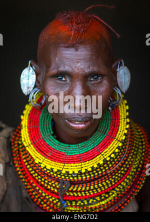 Turkana tribù donna con enormi collane ed orecchini, Lago Turkana, Loiyangalani, Kenya Foto Stock