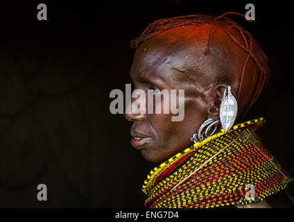 Turkana tribù donna con enormi collane ed orecchini, Lago Turkana, Loiyangalani, Kenya Foto Stock