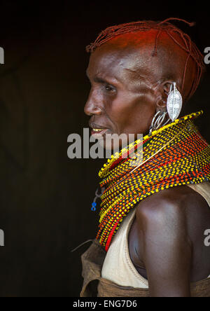 Turkana tribù donna con enormi collane ed orecchini, Lago Turkana, Loiyangalani, Kenya Foto Stock