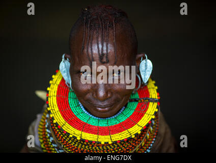 Turkana tribù donna con enormi collane ed orecchini, Lago Turkana, Loiyangalani, Kenya Foto Stock