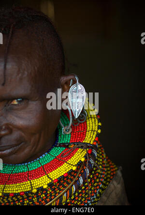 Turkana tribù donna con enormi collane ed orecchini, Lago Turkana, Loiyangalani, Kenya Foto Stock