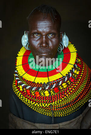 Turkana tribù donna con enormi collane ed orecchini, Lago Turkana, Loiyangalani, Kenya Foto Stock