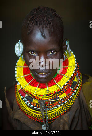 Turkana tribù donna con enormi collane ed orecchini, Lago Turkana, Loiyangalani, Kenya Foto Stock