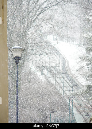 Lampione in una tempesta di neve, street in presenza di un notevole manto di neve Foto Stock