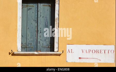 Segno rivolto verso il vaporetto accanto a una vecchia finestra con persiane Venezia Veneto Italia Europa Foto Stock